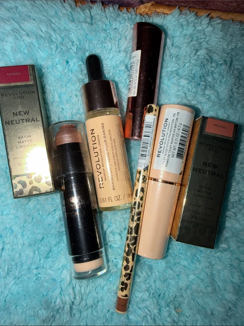 Revolution Beauty London -bundle Lipsticks, foundation, primer corrector, liner
